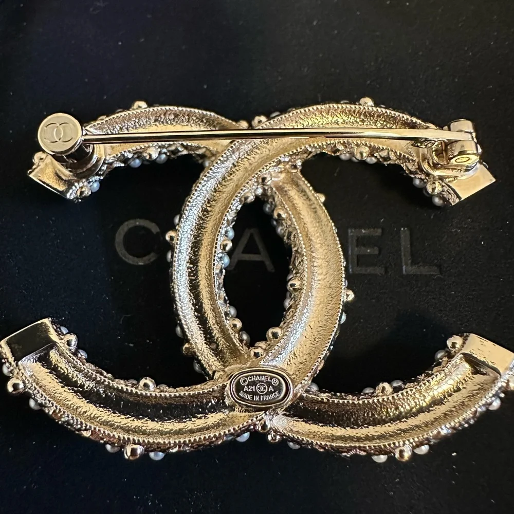 BNW AUTH CHANEL 21A GOLD, PEARLY WHITE & BLACK BROOCH, MADE IN FRANCE